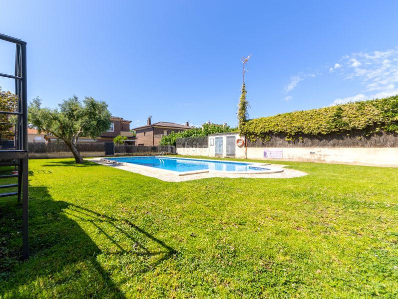 Foto edc14e2b-f7d8-4d7d-902c-e8e9387bf67d. Casa aparellada amb xemeneia calefacció aparcament piscina a Cambrils