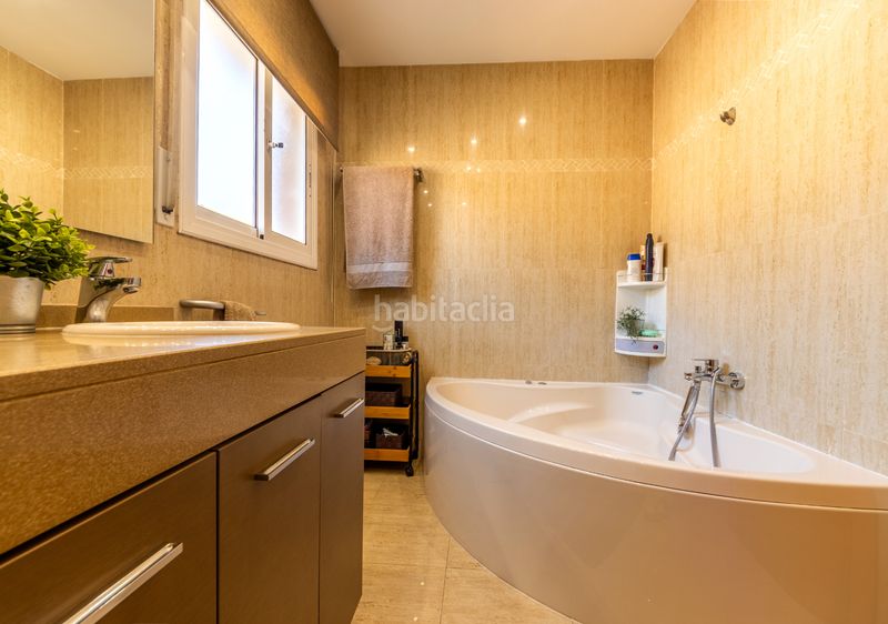 Foto f76abcd4-e8f3-44e2-90a4-534edf39e672. Casa aparellada amb xemeneia calefacció aparcament piscina a Cambrils
