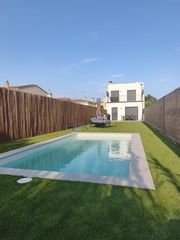 Maison jumelée à Llagostera. Casa en venta en llagostera