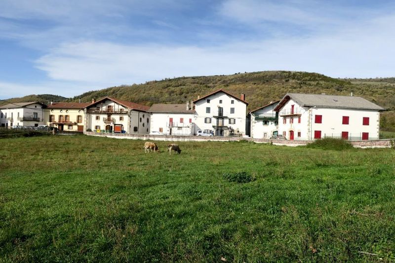 Foto f0b2e3a7-ae37-4b65-8575-70c539cf5772. Terreny residencial a Erro
