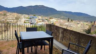 Casa  Plaça dels valls. Típica casa entre mitgera de poble de 177m2, amb dos habitatges.