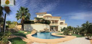 Chalet en Urbanizaciones. Lujoso chalet de ensueo, con vistas al skyline de benidorm!!!