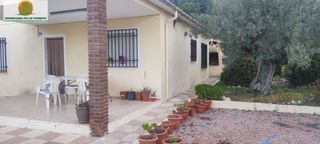 Chalet in Onil. Excelente casa de campo, muy bien situada, cerca del centro y de