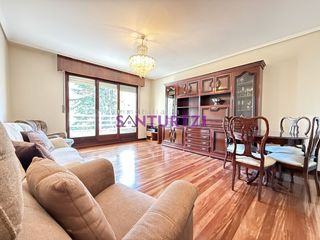 Appartement à Las Viñas. Vivienda céntrica de 3 dormitorios, 2 baños, camarote y garaje o