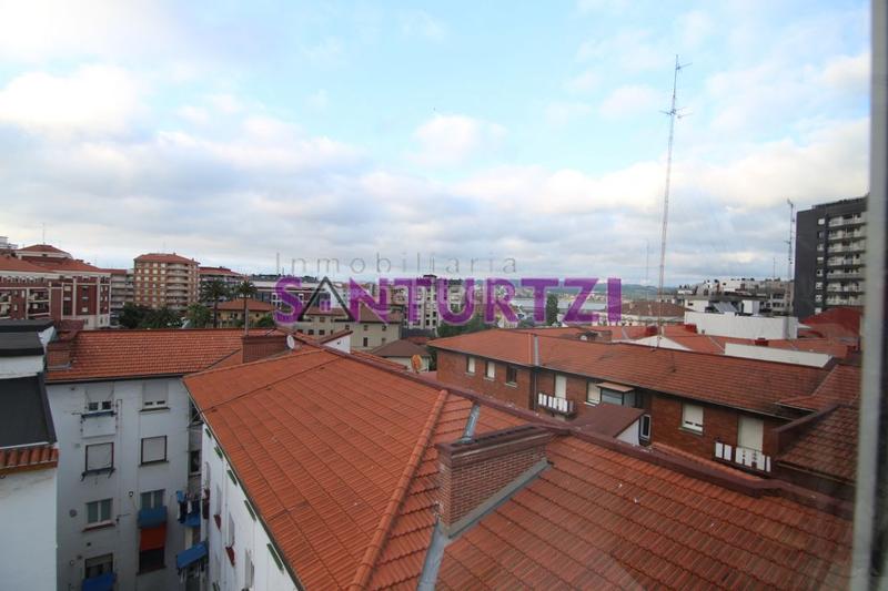 Foto 3bf6d1ee-f988-4f74-9613-7e2a2e5655ee. Dúplex  en el centro, junto al parque gernika en Santurtzi