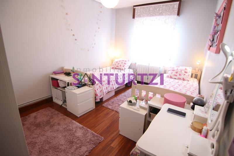 Foto 6a0c76d8-b8e4-4a2c-b301-3e3860edcb8e. Dúplex  en el centro, junto al parque gernika en Santurtzi
