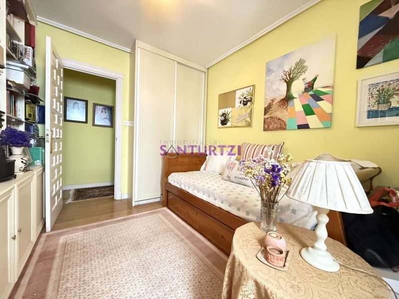 Foto c9d51f89-d0b9-44e8-980b-01d453f939a5. Pis amb calefacció aparcament a Azeta - Abatxolo Portugalete