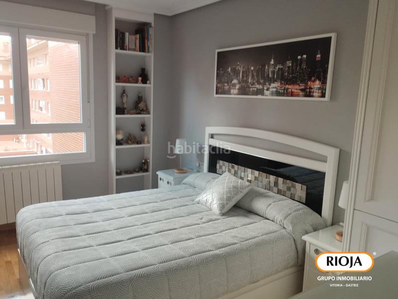 Foto 59e84aca-339b-406d-a919-6a1517ca651e. Piso ¿buscas una vivienda para entrar a vivir y con mucha luz en la zona nueva de lakua? en Vitoria - Gasteiz