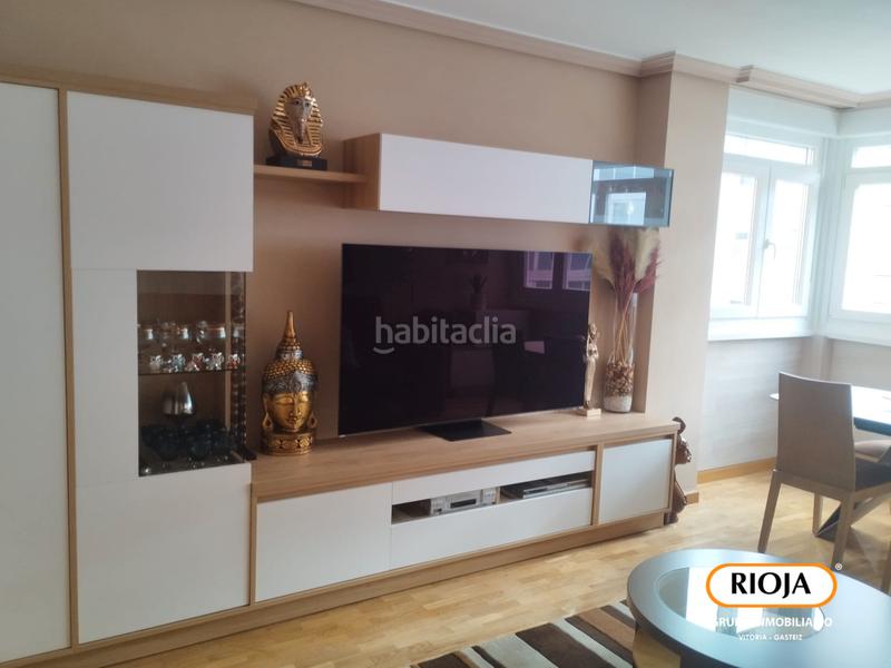 Foto 6c3a4039-441c-4899-92b5-f3b5813d9b81. Piso ¿buscas una vivienda para entrar a vivir y con mucha luz en la zona nueva de lakua? en Vitoria - Gasteiz