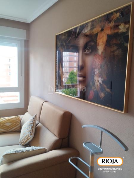 Foto 9f7f4b76-909d-4dff-bcf9-ef0475894c4d. Piso ¿buscas una vivienda para entrar a vivir y con mucha luz en la zona nueva de lakua? en Vitoria - Gasteiz