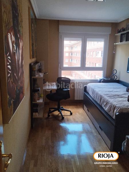 Foto b8c230a3-af2c-46d4-8b7f-deb47d290d42. Piso ¿buscas una vivienda para entrar a vivir y con mucha luz en la zona nueva de lakua? en Vitoria - Gasteiz