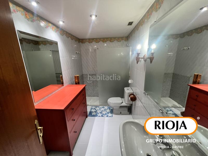 Foto cbc3e300-a8e4-4aa5-951d-200f194b6901. Piso  en el centro en Ensanche Vitoria - Gasteiz