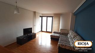 Pis  Baiona kalea. Vivienda amueblada con terraza, garaje y trastero en lakua