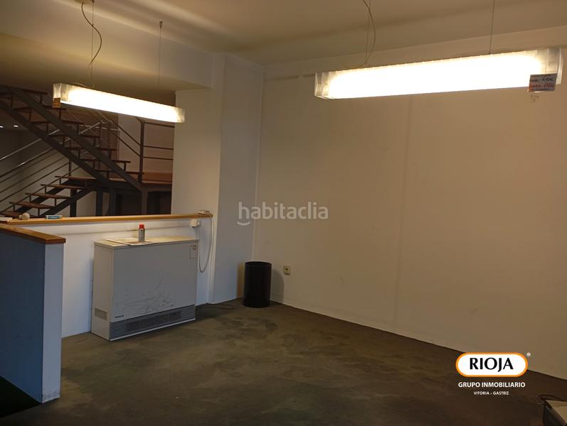 Foto 300af23d-2154-4043-a920-7243f0c8136e. Alquiler local comercial amplio local de 300 m² con escaparate en alquiler en Vitoria - Gasteiz