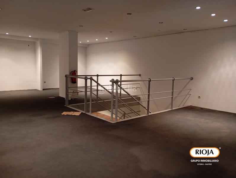 Foto 39a35ead-b602-4f45-9086-d074a8f28f40. Alquiler local comercial amplio local de 300 m² con escaparate en alquiler en Vitoria - Gasteiz