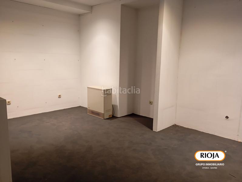 Foto 46580c8c-ffef-46e7-b902-6db75c8b8947. Alquiler local comercial amplio local de 300 m² con escaparate en alquiler en Vitoria - Gasteiz
