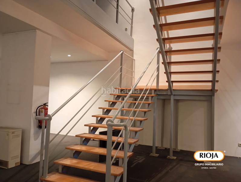 Foto 8ca9a1de-2d57-45fe-9dea-077425104ea7. Alquiler local comercial amplio local de 300 m² con escaparate en alquiler en Vitoria - Gasteiz