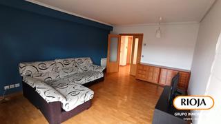 Pis  Baiona kalea. Vivienda amueblada con terraza, garaje y trastero en lakua