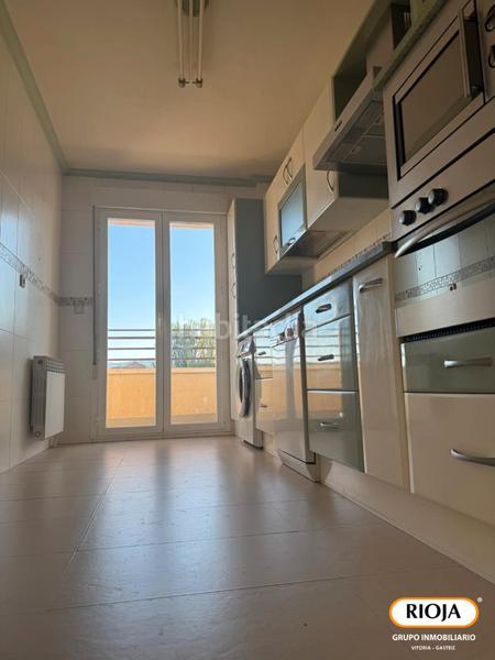 Foto 723c6f46-ed02-4496-87f6-1e3418ec3939. Pis amb calefacció aparcament a San Martín Vitoria - Gasteiz