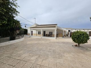 Casa  Camino cv905. Amplia casa de campo con piscina, parcela y almac�n