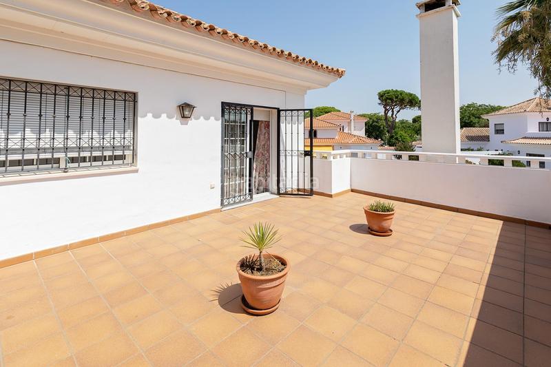 Foto 3c49a8bd-7f8b-4bad-8c79-8b43e3015094. Chalet la villa que estabas esperando en nuevo portil en El Portil