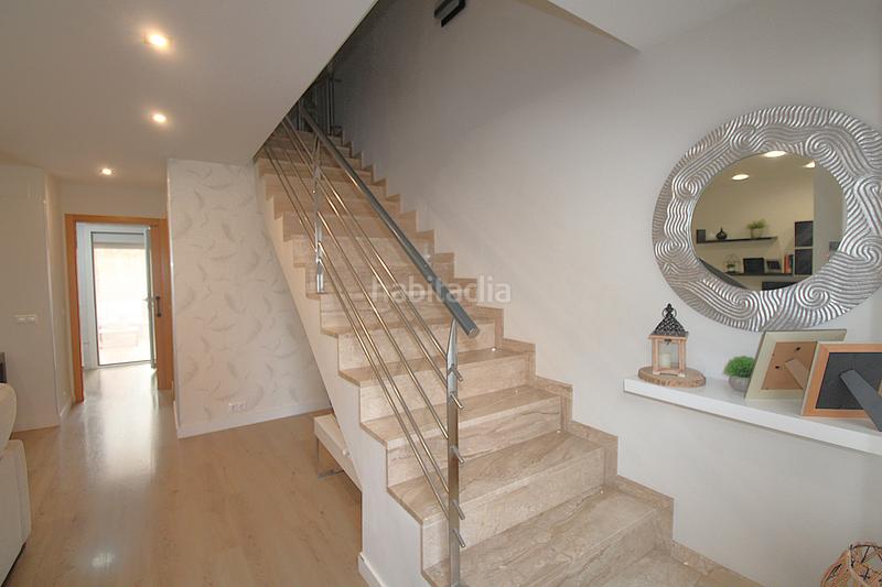 Foto 1b29ddc1-1c90-4e10-9a76-335a4dcee218. Casa adosada adosado , junto a la parada de metro. en Moncada