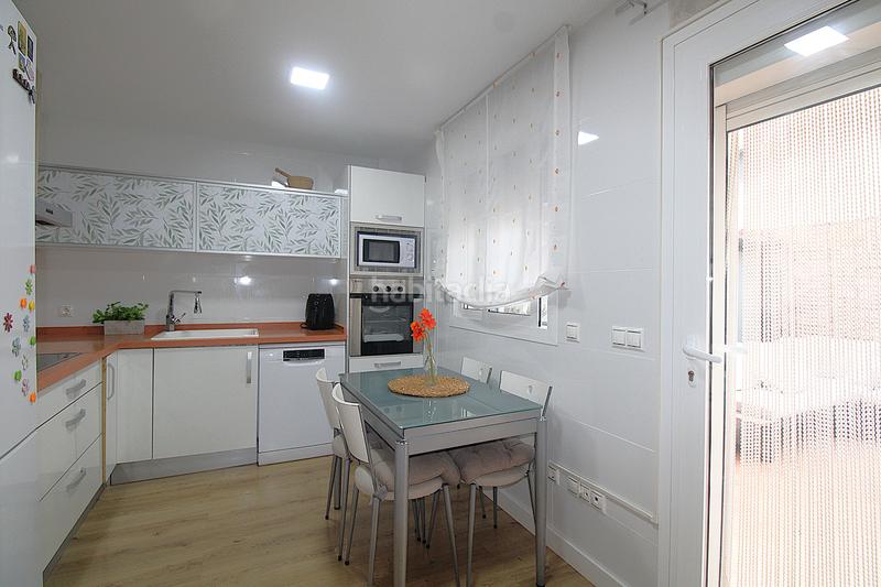 Foto 20aa7501-9c1a-4e99-9a5d-d33873872d7d. Casa adosada adosado , junto a la parada de metro. en Moncada