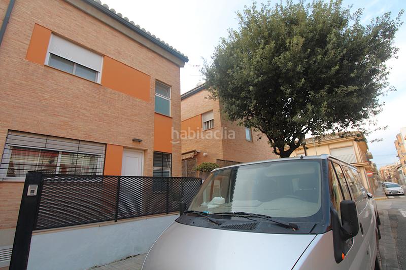 Foto 2ee9d6fb-52a0-4c9d-b7e1-2002fb70bfbb. Casa adosada adosado , junto a la parada de metro. en Moncada