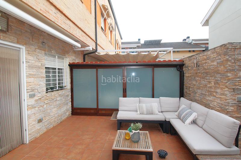 Foto 2f29dfe1-ba42-424a-b34e-0aa9b57264af. Casa adosada adosado , junto a la parada de metro. en Moncada