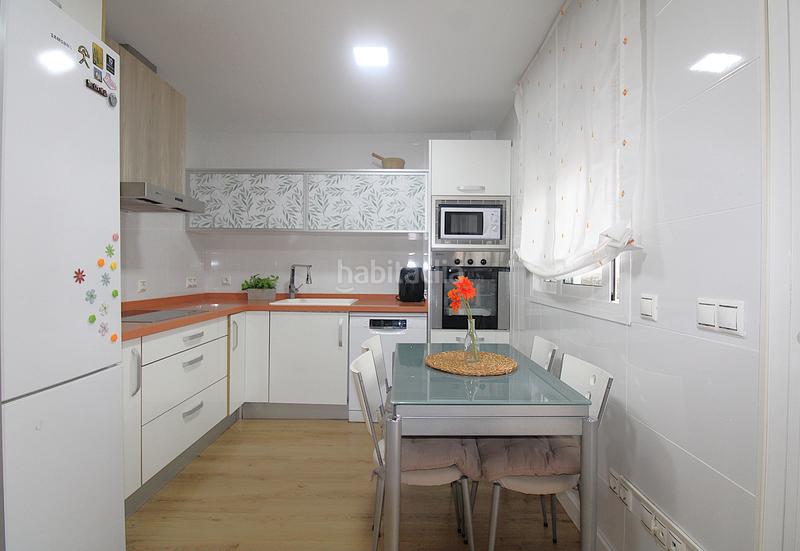 Foto 9e51b8a5-c5dd-4ccc-a83c-51951e294f3c. Casa adosada adosado , junto a la parada de metro. en Moncada