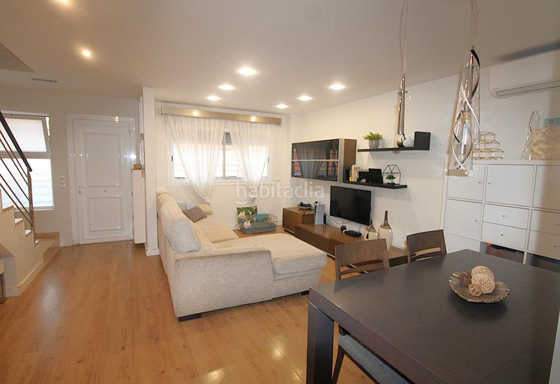 Foto ed3fda87-5443-4761-adf7-e6cf336293fe. Casa adosada adosado , junto a la parada de metro. en Moncada