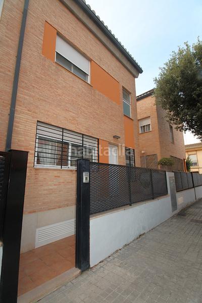 Foto fd5d07a5-3e93-47f7-bb6b-83333ea213f3. Casa adosada adosado , junto a la parada de metro. en Moncada