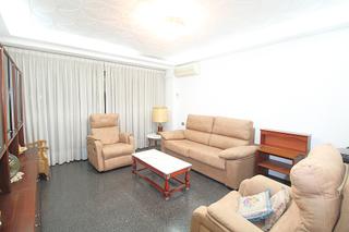 Pis  Carrer de martí l'humà. Piso de cuatro dormitorios, dos salones, dos balcones, baño y as