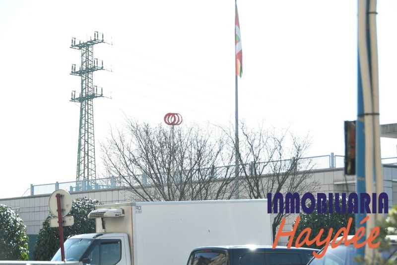 Foto b7852186-385c-4926-a6a3-f9eff3844934. Local comercial a Lamiako-Txopoeta Leioa