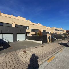 Casa adossada a Esteribar. Impecable adosado sin barreras arquitectónicas gracias al ascens