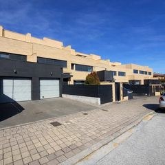 Reihenhaus in Esteribar. Impecable adosado sin barreras arquitectónicas gracias al ascens