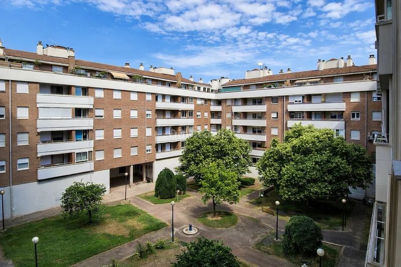 Foto a541d61b-7b35-4ebd-9cec-25e6706638a9. Pis amb calefacció aparcament a Barañáin / Barañain