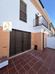 Reihenhaus in San Rafael. Gran casa con encanto, patio privado y buhardilla en una de las