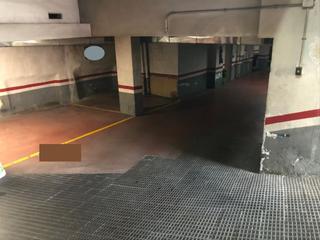 Aparcament cotxe a Mercat. Coche peque�o o motos