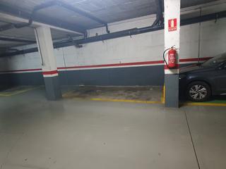 Aparcament cotxe a Progrés. Plaza de parking zona progreso para coche grande, facil aparcami