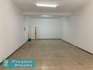 Lloguer Local Comercial a Poblenou. Local con entrada de vehículo en pineda de mar