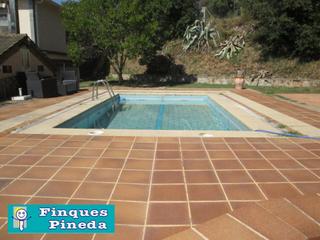 Masia  Afueras. Finca rústica con vivienda de 5 habitaciones, piscina, 2 naves y