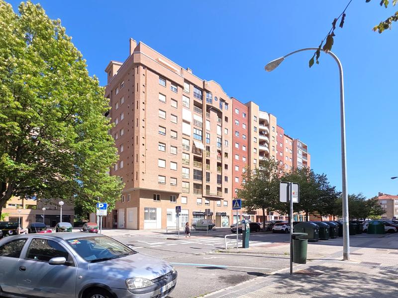 Foto 9834b466-24fa-4de2-b4ef-be9b5823f113. Piso  en venta en azpilagaña, 3 dormitorios. en Pamplona / Iruña