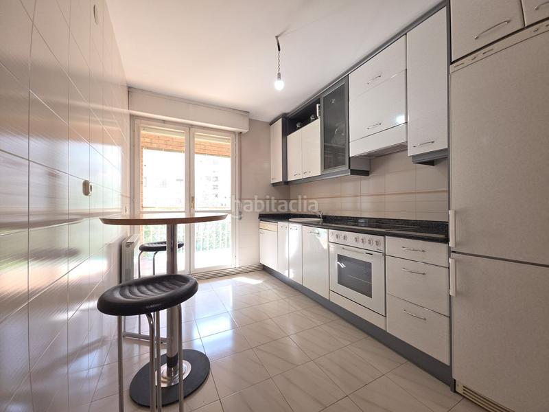 Foto e59e2676-6e31-44b7-9451-4037711b2ac4. Piso  en venta en azpilagaña, 3 dormitorios. en Pamplona / Iruña