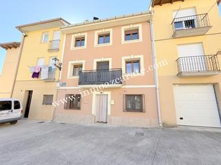 Maison jumelée à Allo. Casa con bajera en allo