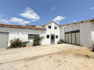 Casa in Yerri. Finca con nave y vivienda en bearin