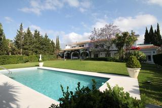 Xalet en Avenida de espaa de calahonda 129. Espectacular villa cerca de la playa y tiendas en calahonda