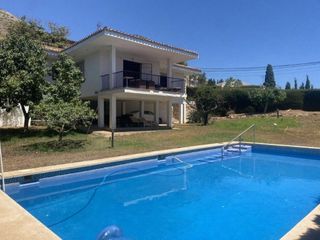 Chalet  Calle granada. Encantadora villa con infinito potencial en capellaniael higueró