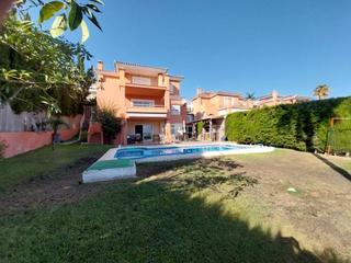 Chalet à Calle alcaudon real j. aguila 11. Exclusiva villa en cerros del águila con piscina privada y vista