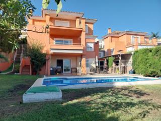 Xalet en Calle alcaudon real j. aguila 11. Exclusiva villa en cerros del guila con piscina privada y vista